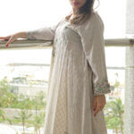 ⁦جلابيه بيج بفصوص ورورد من صدر⁩ - الصورة ⁦10⁩