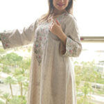 ⁦جلابيه بيج بفصوص ورورد من صدر⁩ - الصورة ⁦12⁩