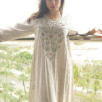 ⁦جلابيه بيج بفصوص ورورد من صدر⁩ - الصورة ⁦13⁩