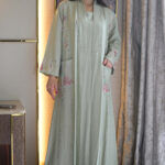 ⁦جلابية تيفاني لنن قطعتين مشجره بشك و ترتر من اجناب⁩ - الصورة ⁦2⁩