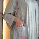 ⁦جلابية تيفاني لنن قطعتين مشجره بشك و ترتر من اجناب⁩ - الصورة ⁦8⁩