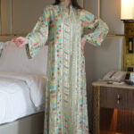 ⁦جلابية بياقة تيفاني بترتر وتطريز كامل⁩ - الصورة ⁦2⁩