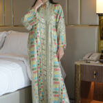 ⁦جلابية بياقة تيفاني بترتر وتطريز كامل⁩ - الصورة ⁦3⁩