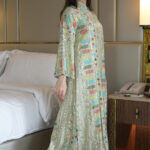 ⁦جلابية بياقة تيفاني بترتر وتطريز كامل⁩ - الصورة ⁦5⁩