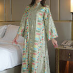 ⁦جلابية بياقة تيفاني بترتر وتطريز كامل⁩ - الصورة ⁦6⁩