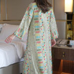 ⁦جلابية بياقة تيفاني بترتر وتطريز كامل⁩ - الصورة ⁦7⁩