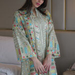 ⁦جلابية بياقة تيفاني بترتر وتطريز كامل⁩ - الصورة ⁦8⁩