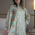 ⁦جلابية بياقة تيفاني بترتر وتطريز كامل⁩ - الصورة ⁦9⁩