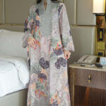 ⁦جلابيه لياقة رمادي مزينه بشريط من حلق و اكمام⁩ - الصورة ⁦2⁩