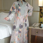 ⁦جلابيه لياقة رمادي مزينه بشريط من حلق و اكمام⁩ - الصورة ⁦4⁩