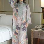 ⁦جلابيه لياقة رمادي مزينه بشريط من حلق و اكمام⁩ - الصورة ⁦5⁩