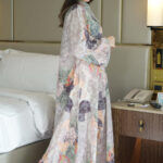 ⁦جلابيه لياقة رمادي مزينه بشريط من حلق و اكمام⁩ - الصورة ⁦6⁩