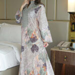 جلابيه لياقة رمادي مزينه بشريط من حلق و اكمام