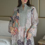 ⁦جلابيه لياقة رمادي مزينه بشريط من حلق و اكمام⁩ - الصورة ⁦8⁩