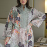 جلابيه لياقة رمادي مزينه بشريط من حلق و اكمام