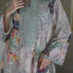 ⁦جلابيه لياقة رمادي مزينه بشريط من حلق و اكمام⁩ - الصورة ⁦3⁩