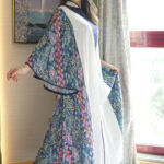 جلابية ابيض بتطريز دقات كحلي من الأمام