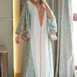 جلابية ابيض بتطريز دقات خربزي من الأمام