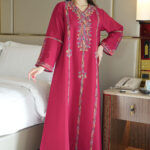 جلابية عنابي بتطريز دقات ملونة من الأمام كامل