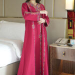 ⁦جلابية عنابي بتطريز دقات ملونة من الأمام كامل⁩ - الصورة ⁦9⁩