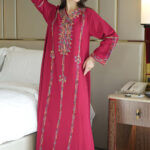 ⁦جلابية عنابي بتطريز دقات ملونة من الأمام كامل⁩ - الصورة ⁦4⁩