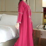 ⁦جلابية عنابي بتطريز دقات ملونة من الأمام كامل⁩ - الصورة ⁦5⁩