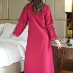 ⁦جلابية عنابي بتطريز دقات ملونة من الأمام كامل⁩ - الصورة ⁦3⁩