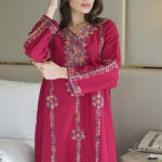 ⁦جلابية عنابي بتطريز دقات ملونة من الأمام كامل⁩ - الصورة ⁦7⁩