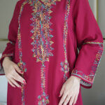 ⁦جلابية عنابي بتطريز دقات ملونة من الأمام كامل⁩ - الصورة ⁦2⁩