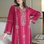 ⁦جلابية عنابي بتطريز دقات ملونة من الأمام كامل⁩ - الصورة ⁦6⁩