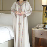 ⁦جلابية بيج بتطريز دقات ملونة من الأمام كامل⁩ - الصورة ⁦5⁩