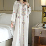 جلابية بيج بتطريز دقات ملونة من الأمام كامل