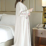 ⁦جلابية بيج بتطريز دقات ملونة من الأمام كامل⁩ - الصورة ⁦7⁩