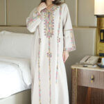 ⁦جلابية بيج بتطريز دقات ملونة من الأمام كامل⁩ - الصورة ⁦8⁩