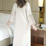 ⁦جلابية بيج بتطريز دقات ملونة من الأمام كامل⁩ - الصورة ⁦9⁩