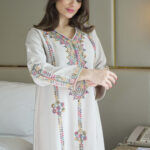 ⁦جلابية بيج بتطريز دقات ملونة من الأمام كامل⁩ - الصورة ⁦2⁩