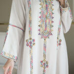 ⁦جلابية بيج بتطريز دقات ملونة من الأمام كامل⁩ - الصورة ⁦3⁩