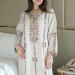 ⁦جلابية بيج بتطريز دقات ملونة من الأمام كامل⁩ - الصورة ⁦10⁩