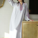 ⁦جلابية رصاصي بتطريز دقات ملونة من الأمام و اكمام وسيع⁩ - الصورة ⁦7⁩