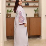 جلابية رصاصي بتطريز دقات ملونة من الأمام و اكمام وسيع