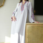 ⁦جلابية رصاصي بتطريز دقات ملونة من الأمام و اكمام وسيع⁩ - الصورة ⁦8⁩