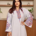 ⁦جلابية رصاصي بتطريز دقات ملونة من الأمام و اكمام وسيع⁩ - الصورة ⁦4⁩