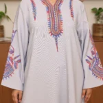 ⁦جلابية رصاصي بتطريز دقات ملونة من الأمام و اكمام وسيع⁩ - الصورة ⁦3⁩