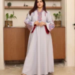 ⁦جلابية رصاصي بتطريز دقات ملونة من الأمام و اكمام وسيع⁩ - الصورة ⁦5⁩