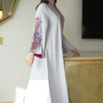 ⁦جلابية رصاصي بتطريز دقات ملونة من الأمام و اكمام وسيع⁩ - الصورة ⁦9⁩