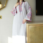 ⁦جلابية رصاصي بتطريز دقات ملونة من الأمام و اكمام وسيع⁩ - الصورة ⁦10⁩