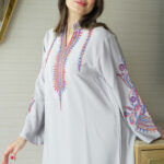 ⁦جلابية رصاصي بتطريز دقات ملونة من الأمام و اكمام وسيع⁩ - الصورة ⁦11⁩