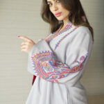 ⁦جلابية رصاصي بتطريز دقات ملونة من الأمام و اكمام وسيع⁩ - الصورة ⁦12⁩