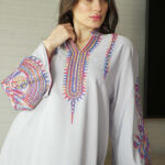 ⁦جلابية رصاصي بتطريز دقات ملونة من الأمام و اكمام وسيع⁩ - الصورة ⁦13⁩