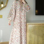 جلابية احمر بتطريز دقات ملونة من الأمام و اكمام